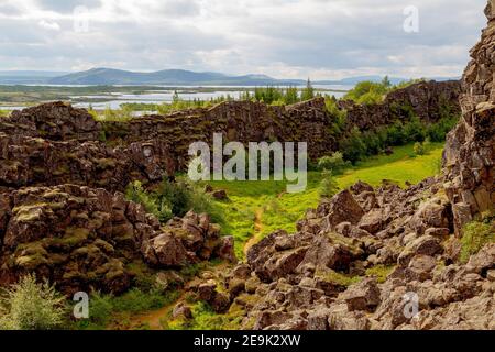 Þingvellir / Thingvellir, est le fossé entre les plaques continentales européennes et nord-américaines sur l'Islande. Banque D'Images