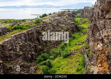 Þingvellir / Thingvellir, est le fossé entre les plaques continentales européennes et nord-américaines sur l'Islande. Banque D'Images