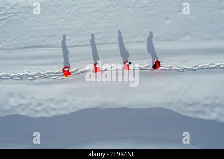 (210205) -- HORGOS, le 5 février 2021 (Xinhua) -- photo aérienne prise le 4 février 2021 montre des travailleurs de l'entretien en patrouille le long de la section de Guozigou du gazoduc ouest-est de la Chine à Horgos, dans la région autonome de Xinjiang Uygur, dans le nord-ouest de la Chine. La première station de compression d'Horgos est la première station du gazoduc Chine-Asie centrale en Chine et constitue également un point critique du gazoduc Chine Ouest-est. Pendant la saison de chauffage hivernale, plus de 140 millions de mètres cubes de gaz naturel passent par la station chaque jour, jusqu'aux maisons et bureaux partout au pays. Banque D'Images