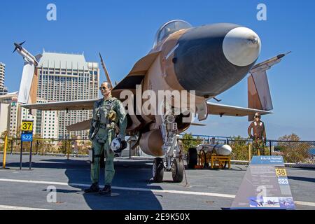 F18 Hornet Strike Fighter sur le porte-avions USS Midway, San Diego, Navy Pier, Californie, États-Unis Banque D'Images