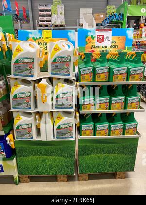 Paris, France - 05 mars 2020 : le rassemblement dans un hypermarché français. Le nouveau Roundup est une marque d'herbicide sans glyphosate, fabriqué par Monsanto Banque D'Images