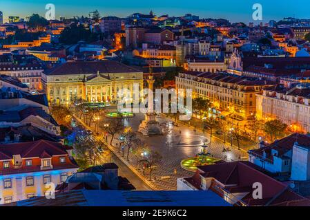 Coucher de soleil vue aérienne de Praca Dom Pedro IV à Lisbonne, Portugal Banque D'Images