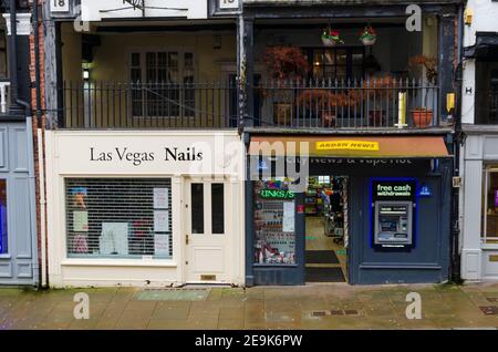 Chester; Royaume-Uni: 29 janvier 2021: Seuls les magasins essentiels sont autorisés à ouvrir pendant le confinement en cas de pandémie. Banque D'Images