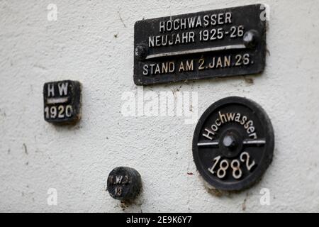 Cologne, Allemagne. 05 février 2021. Des marques de haute eau accrochées au mur de la maison. Les niveaux d'eau du Rhin en Rhénanie-du-Nord-Westphalie ont continué d'augmenter. La navigation sur le Rhin avait déjà été suspendue jeudi à Cologne. Credit: Oliver Berg/dpa/Alay Live News Banque D'Images