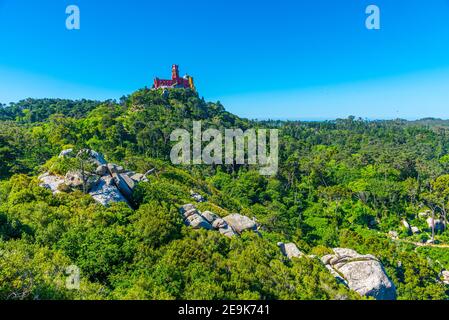 Palais national de Pena et château mauresque de Sintra Au Portugal Banque D'Images