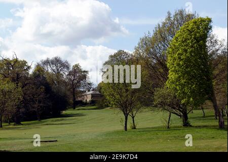 Vue sur le Old stable Block, de l'autre côté du parcours de golf de Beckenham place Park, Lewisham Banque D'Images