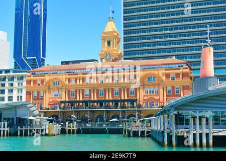 AUCKLAND, NOUVELLE-ZÉLANDE - 03 janvier 2021 : vue sur le bâtiment du terminal des ferries du centre-ville d'Auckland Banque D'Images