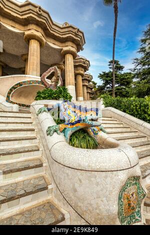 Escalier principal avec salamandre en mosaïque multicolore, Parc Guell, Barcelone, Catalogne, Espagne Banque D'Images