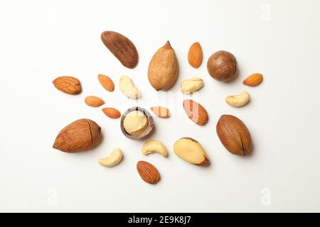 Différents types de noix savoureuses sur fond blanc Banque D'Images