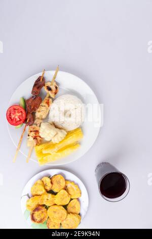 Plat péruvien appelé Anticucho avec brochettes de poulet grillé, riz, maïs, Banque D'Images