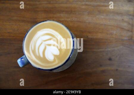 Photo grand angle de Latte sur une table en bois Banque D'Images