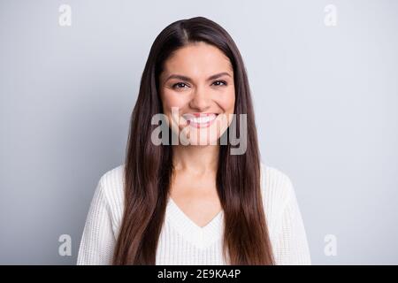 Portrait d'attrayant contenu gai brun-cheveux mature fille isolée plus arrière-plan gris pastel Banque D'Images