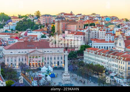 Coucher de soleil vue aérienne de Praca Dom Pedro IV à Lisbonne, Portugal Banque D'Images