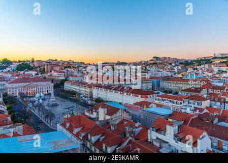 Coucher de soleil vue aérienne de Praca Dom Pedro IV à Lisbonne, Portugal Banque D'Images