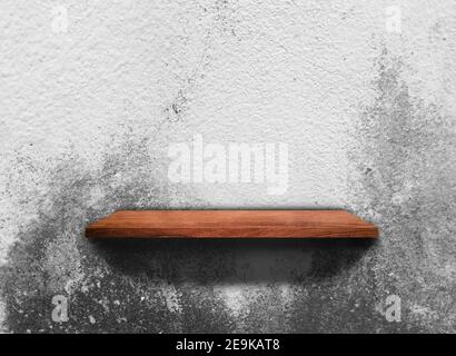 Etagère en bois rustique sur fond de texture de mur en béton gris avec passe-cheveux. Papier peint à motifs Banque D'Images