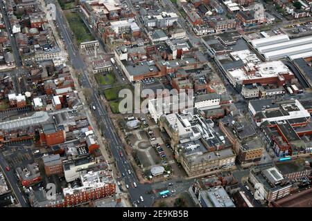 Vue aérienne du centre-ville de Southport, vue vers le nord sur St George's place et Lord Street vers le War Memorial Banque D'Images