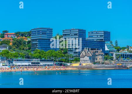 Palais des duques de palmela vu derrière la plage de Duquesa à Cascais, Portugal Banque D'Images