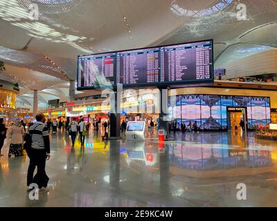 ISTANBUL, TURQUIE - 16 octobre 2020 : 16 octobre 2020, Istanbul, Turquie. Un énorme moniteur montrant l'horaire des vols et la porte d'embarquement au nouvel aéroport international d'Istanbul. Banque D'Images