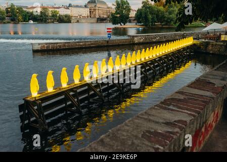 PRAGUE, RÉPUBLIQUE TCHÈQUE - 28 septembre 2015 : manchots jaunes au parc Kampa de Vltava créé par le groupe d'art craquant avec des bouteilles recyclées. Message Banque D'Images