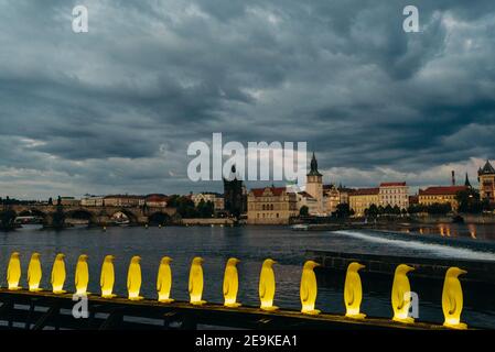 PRAGUE, RÉPUBLIQUE TCHÈQUE - 28 septembre 2015 : manchots jaunes au parc Kampa de Vltava créé par le groupe d'art craquant avec des bouteilles recyclées. Message Banque D'Images