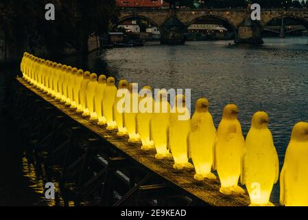 PRAGUE, RÉPUBLIQUE TCHÈQUE - 28 septembre 2015 : manchots jaunes au parc Kampa de Vltava créé par le groupe d'art craquant avec des bouteilles recyclées. Message Banque D'Images