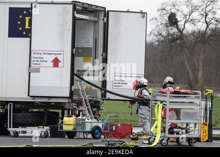 Northeim, Allemagne. 05 février 2021. Le personnel d'urgence dans des combinaisons de protection contre les produits chimiques se trouve à côté d'un chariot. Le camion qui fuit avec des marchandises dangereuses à bord a déclenché une opération à grande échelle de la police et des pompiers. Selon la police, un liquide s'est infiltré du chariot stationné sur l'A7 ce matin dans un garage à moteur. Credit: Swen Pförtner/dpa/Alay Live News Banque D'Images