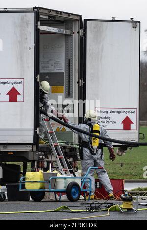 Northeim, Allemagne. 05 février 2021. Le personnel d'urgence dans des combinaisons de protection contre les produits chimiques se trouve à côté d'un chariot. Le camion qui fuit avec des marchandises dangereuses à bord a déclenché une opération à grande échelle de la police et des pompiers. Selon la police, un liquide s'est infiltré du chariot stationné sur l'A7 ce matin dans un garage à moteur. Credit: Swen Pförtner/dpa/Alay Live News Banque D'Images