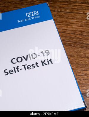 Londres, Royaume-Uni - 29 janvier 2021 : gros plan d'un kit d'auto-test COVID-19 non ouvert, ou kit de test à domicile, émis par le NHS. Banque D'Images