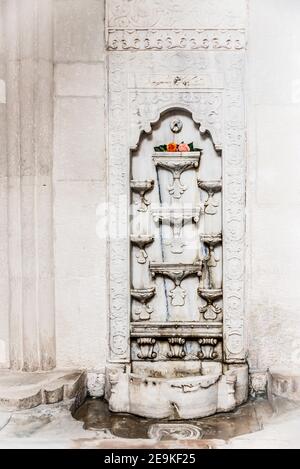 BAKHCHISARAI, RUSSIE - 7 MAI 2019 : la célèbre fontaine des larmes glorifiée par le poète Pouchkine dans le Palais Khan à Bakhchisarai, construite dans le 16ème et Banque D'Images