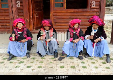 CHINE, province Yunnan, Lac Lugu, Xialuoshui, minorité ethnique Mosuo qui sont bouddhistes et les femmes exercent une matriargie, vieilles femmes Mosuo avec des moulins de prière / CHINE, Yunz Provinnan, Lac Lugu, ethnische Minderheit Mosuo , die Mosuo sind Buddhisten und Mosuo Frauen ueben Matrihuein Metrihbetuen mit Geomen mit Banque D'Images