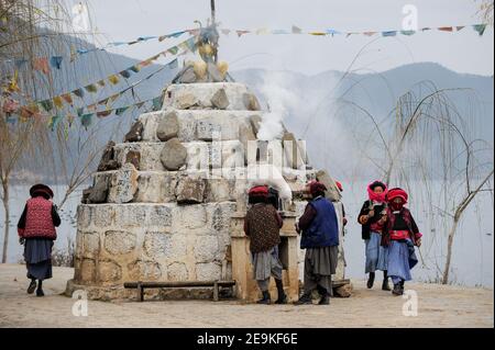 CHINE, province Yunnan, Xialuoshui, minorité ethnique Mosuo qui sont bouddhistes et les femmes exercent une matriargie, les vieilles femmes Mosuo avec des moulins de prière vont autour d'un sanctuaire bouddhiste à Lugu Lac / CHINE, Provinz Yunnan, ethnische Minderheit Mosuo , die Mosuo sind Buddhisten und Mosuo Frauen uein Matriarchaus, Frauen mit Gebetsmuehlen umrunden einen Schrein am Lugu Voir Banque D'Images