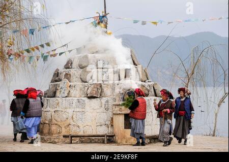 CHINE, province Yunnan, Xialuoshui, minorité ethnique Mosuo qui sont bouddhistes et les femmes exercent une matriargie, les vieilles femmes Mosuo avec des moulins de prière vont autour d'un sanctuaire bouddhiste à Lugu Lac / CHINE, Provinz Yunnan, ethnische Minderheit Mosuo , die Mosuo sind Buddhisten und Mosuo Frauen uein Matriarchaus, Frauen mit Gebetsmuehlen umrunden einen Schrein am Lugu Voir Banque D'Images