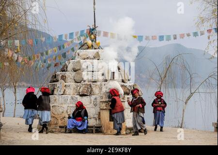 CHINE, province Yunnan, Xialuoshui, minorité ethnique Mosuo qui sont bouddhistes et les femmes exercent une matriargie, les vieilles femmes Mosuo avec des moulins de prière vont autour d'un sanctuaire bouddhiste à Lugu Lac / CHINE, Provinz Yunnan, ethnische Minderheit Mosuo , die Mosuo sind Buddhisten und Mosuo Frauen uein Matriarchaus, Frauen mit Gebetsmuehlen umrunden einen Schrein am Lugu Voir Banque D'Images