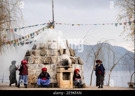 CHINE, province Yunnan, Xialuoshui, minorité ethnique Mosuo qui sont bouddhistes et les femmes exercent une matriargie, les vieilles femmes Mosuo avec des moulins de prière vont autour d'un sanctuaire bouddhiste à Lugu Lac / CHINE, Provinz Yunnan, ethnische Minderheit Mosuo , die Mosuo sind Buddhisten und Mosuo Frauen uein Matriarchaus, Frauen mit Gebetsmuehlen umrunden einen Schrein am Lugu Voir Banque D'Images