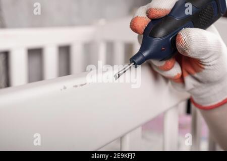 dommages d'étanchéité avec de la cire, restauration des meubles en bois Banque D'Images