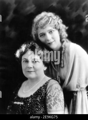 MARY PICKFORD et sa mère ELSIE CHARLOTTE HENNESSY SMITH Portrait Vers 1925 publicité pour Pickford Corporation / United Artists Banque D'Images