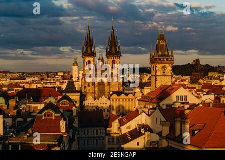 Prague, République tchèque - 28 septembre 2015 : Eglise de notre Dame Tyn et panorama de Prague. Capitale de la République tchèque Banque D'Images