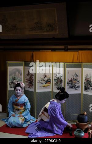 Geisha préparant le thé dans son Okiya, (maison de Geisha), Kyoto. Banque D'Images