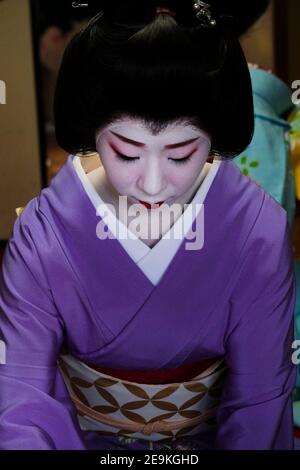 Geisha préparant le thé dans son Okiya, (maison de Geisha), Kyoto. Banque D'Images