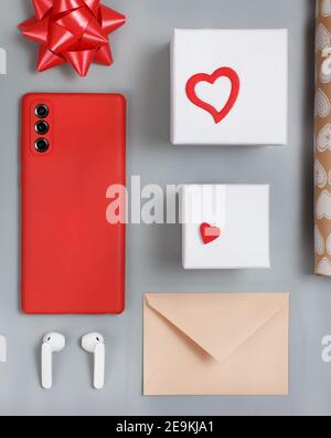 Emballage cadeau de Saint-Valentin sur la table avec des gadgets Banque D'Images