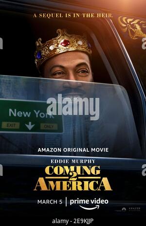 Coming 2 America (2021) réalisé par Craig Brewer et mettant en vedette Eddie Murphy, David Lengel et Wesley Snipes. Le monarque africain Akeem apprend qu'il a un fils perdu depuis longtemps aux États-Unis et qu'il doit retourner en Amérique pour rencontrer cet héritier inattendu et établir une relation avec son fils. Banque D'Images