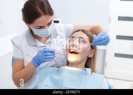 Jeune femme faisant vérifier ses dents par un dentiste Banque D'Images