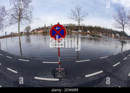 05 février 2021, Saxe, Pirna: Devant un parking Elbe partiellement inondé à Pirna, Saxe, il y a un panneau indiquant la haute eau et une zone d'arrêt. En raison des inondations, certaines villes ont déjà fermé des aires de stationnement sur les rives. Photo: Daniel Schäfer/dpa-Zentralbild/dpa Banque D'Images