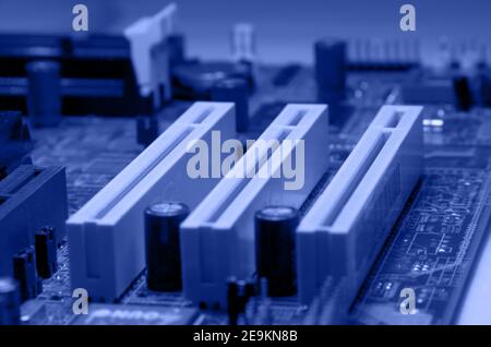 Détail de la carte de circuit imprimé et des emplacements PCI, ancienne carte mère de couleur bleue Banque D'Images