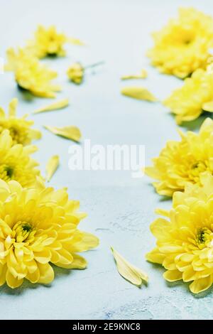 Fleurs jaunes de printemps et décorations de Pâques sur fond bleu. Maquette. Vue de dessus. Banque D'Images