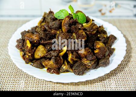 Délicieux poêlée de mouton de style népalais indien, viande de friture sèche, Dashain recette spéciale de frites de mouton.photo sélective. Banque D'Images