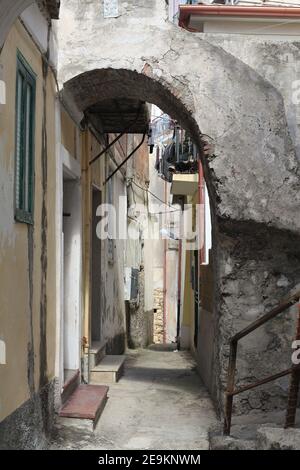 Vieille rue étroite typique dans le centre de la charmante station balnéaire de Pizzo, Vibo Valentia, Calabre, Italie Banque D'Images