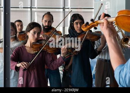 SABRINA AMALI, TALA AL-DEEN et HASSAN BAKRI in CRESCENDO (2019), réalisé par DROR ZAHAVI. Crédit: CCC Filmkunst/FilmVergnuegen/MZ-film/Niama film / Album Banque D'Images