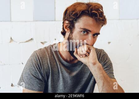 Jeune homme barbu expressif peur et nerveux Banque D'Images
