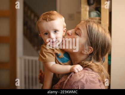 mère embrassant et embrassant son enfant Banque D'Images